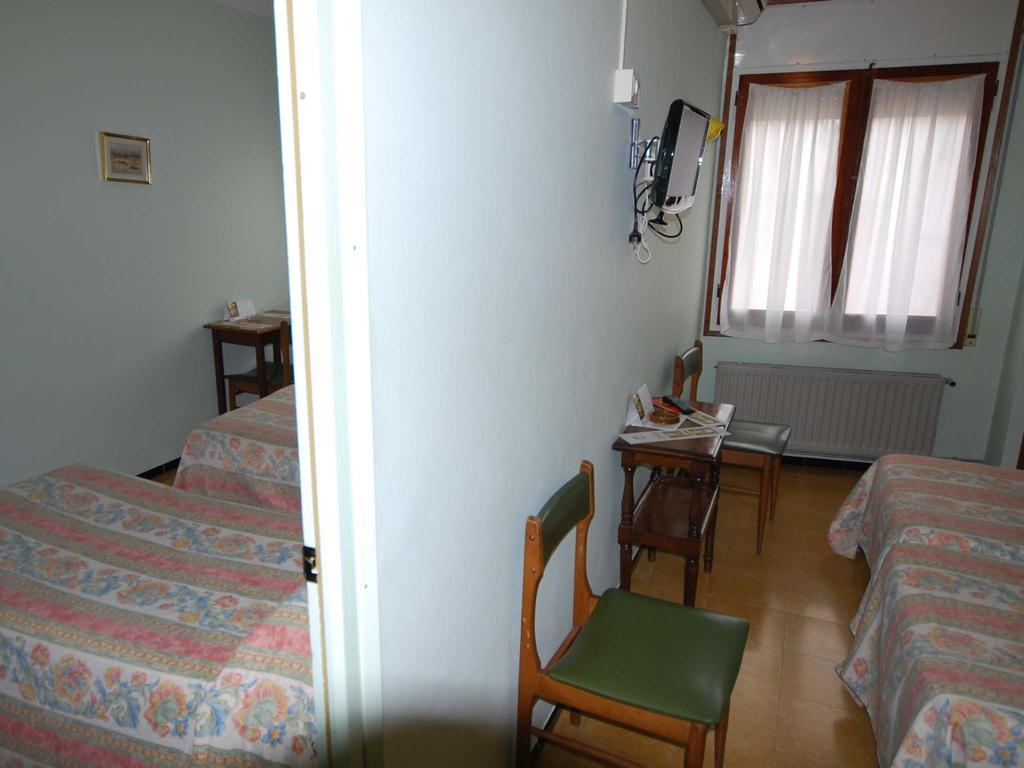 Hostal Fabrellas Caldes de Malavella Buitenkant foto