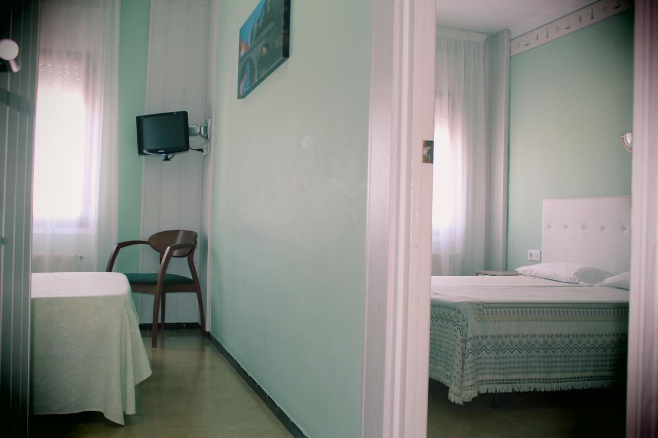 Hostal Fabrellas Caldes de Malavella Buitenkant foto