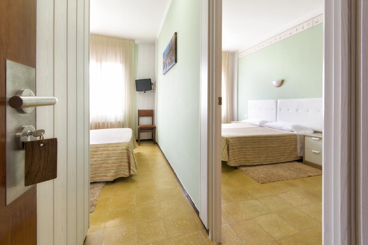 Hostal Fabrellas Caldes de Malavella Buitenkant foto