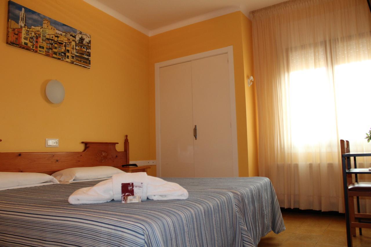 Hostal Fabrellas Caldes de Malavella Buitenkant foto