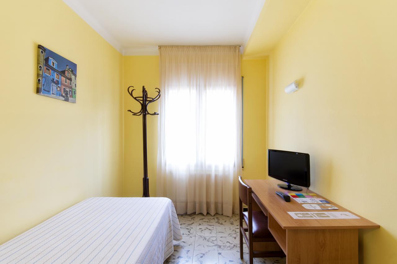 Hostal Fabrellas Caldes de Malavella Buitenkant foto