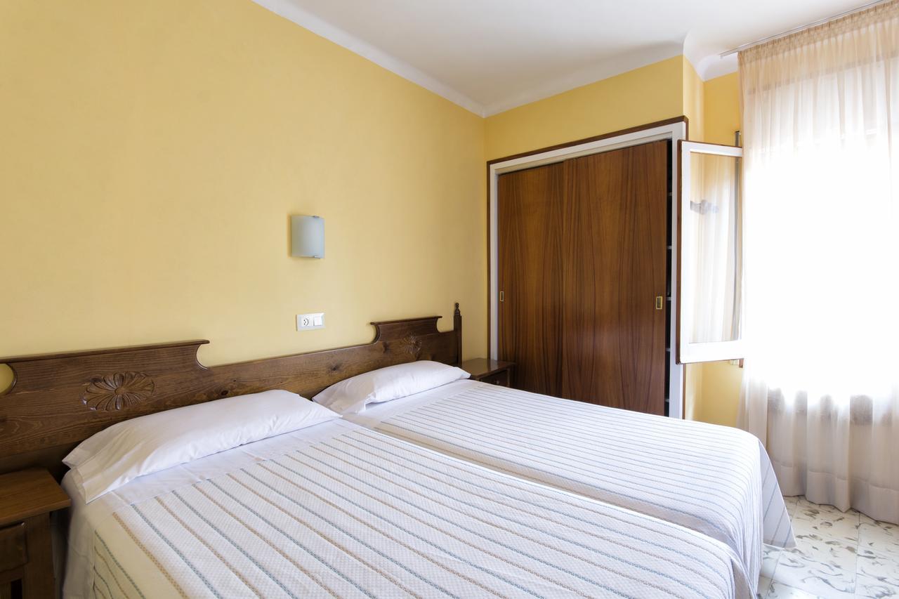 Hostal Fabrellas Caldes de Malavella Buitenkant foto