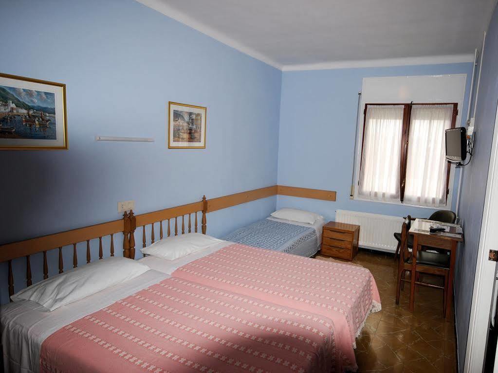 Hostal Fabrellas Caldes de Malavella Buitenkant foto