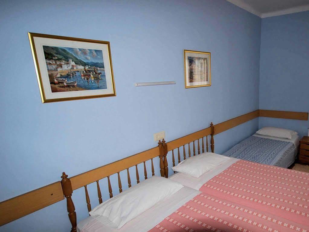Hostal Fabrellas Caldes de Malavella Buitenkant foto